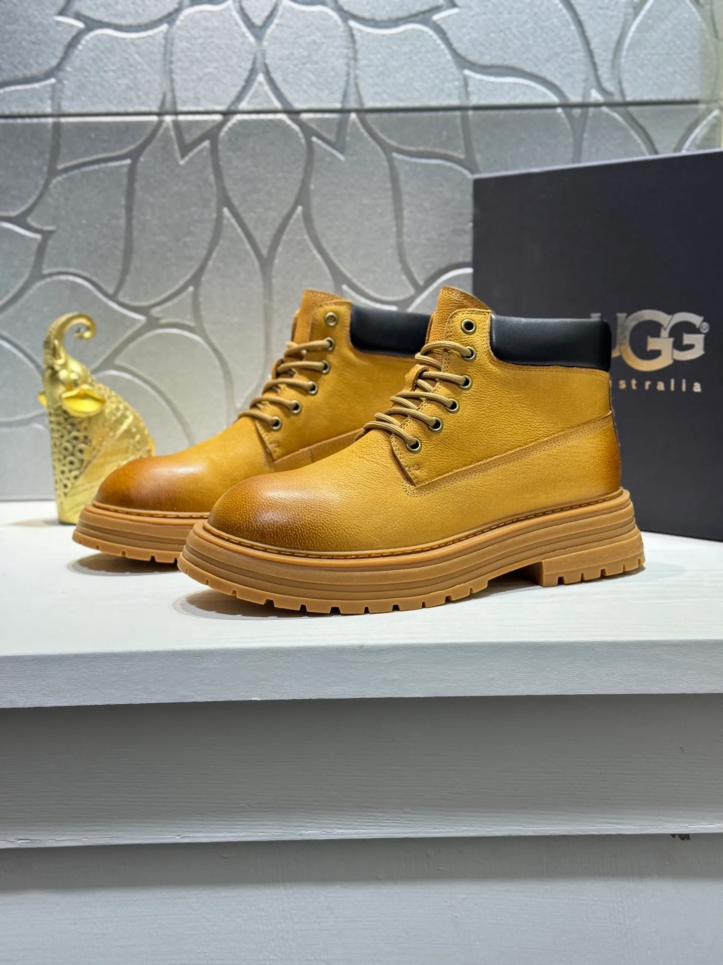 Men's men's shoes 💰660 [New style] 🦥🦥UGG - high-end quality 🔥Australian imported wool 🔥Full fur original single entry and exit counter without pressure, let you feel no replacement 💏The upper is made of first-layer cowhide 'all original Australian wool' Strict men's boots thick wool can be distinguished by the naked eye 💓Real wool keeps warm and does not smell like feet, warms the whole winter ✨Carefully crafted for those who know the goods🔥Size: 38-44 (45 customized